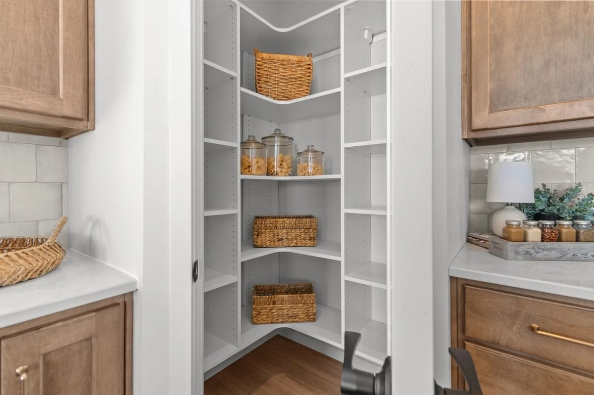 2380-scheuring-rd-lawrence-wi-kitchen-pantry