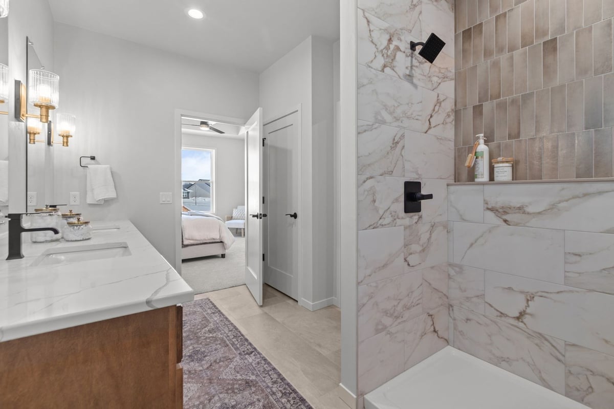 2380-scheuring-rd-lawrence-wi-primary-bathroom-shower