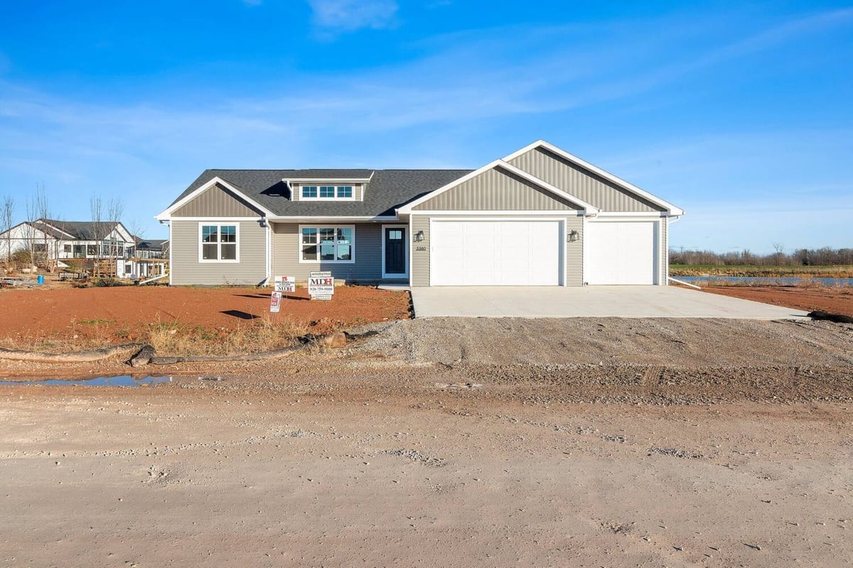 Custom home with grey siding by Midwest Design Homes in Kaukauna, Wisconsin