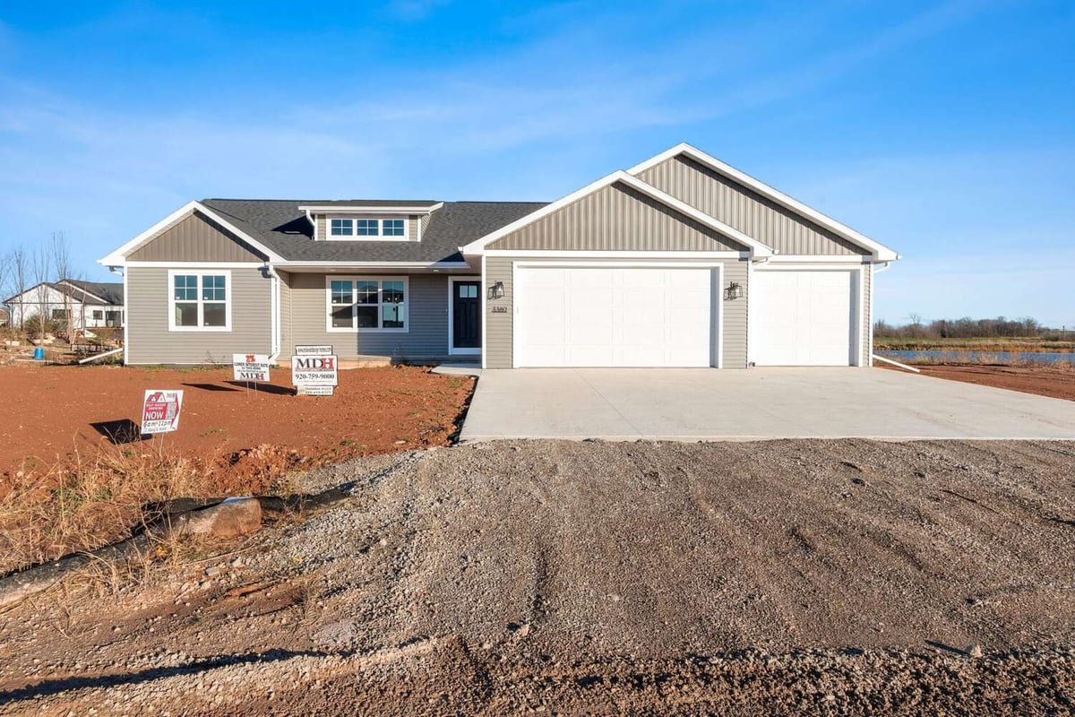 Front view of a newly built custom home by Midwest Design Homes in Kaukauna, WI