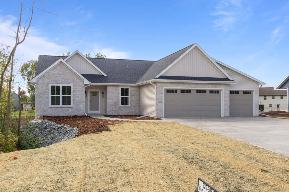 Front view of modern ranch-style home by Midwest Design Homes in Fremont, WI