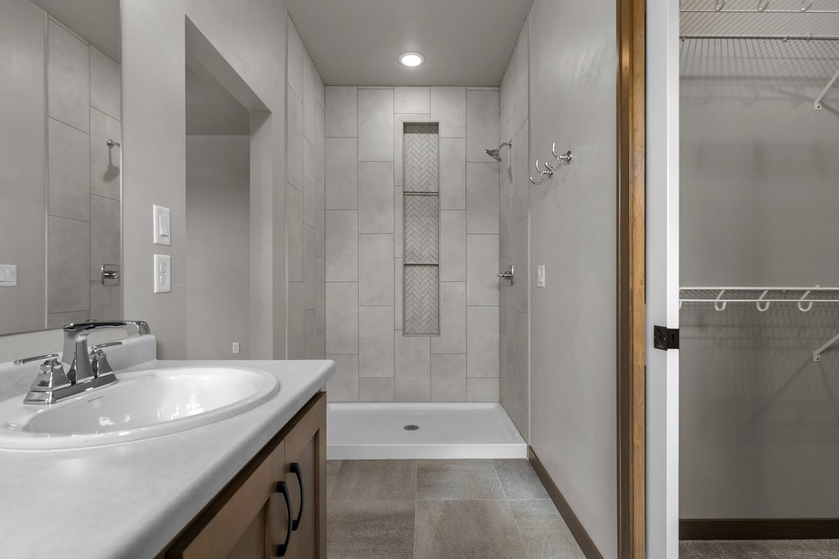 Custom home bathroom with walk-in shower and closet by Midwest Design Homes in Kaukauna, WI