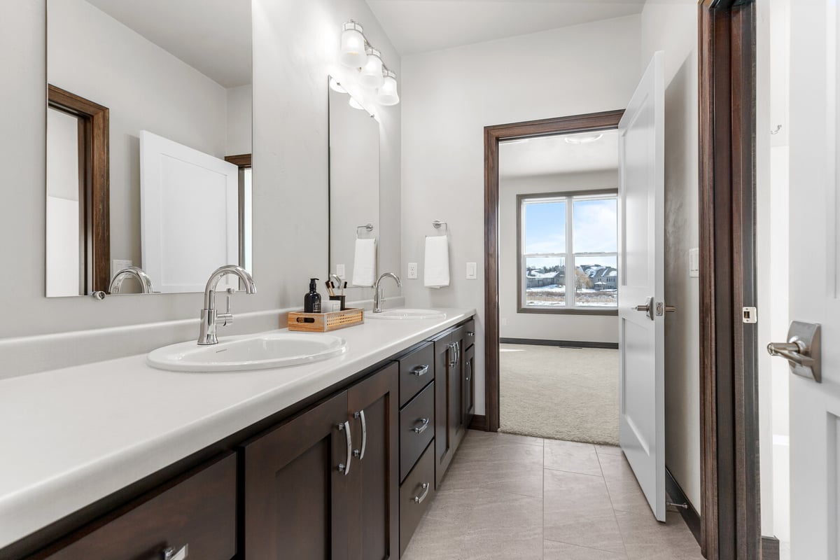 Dual sink vanity in master bath of custom Kaukauna home by Midwest Design Homes